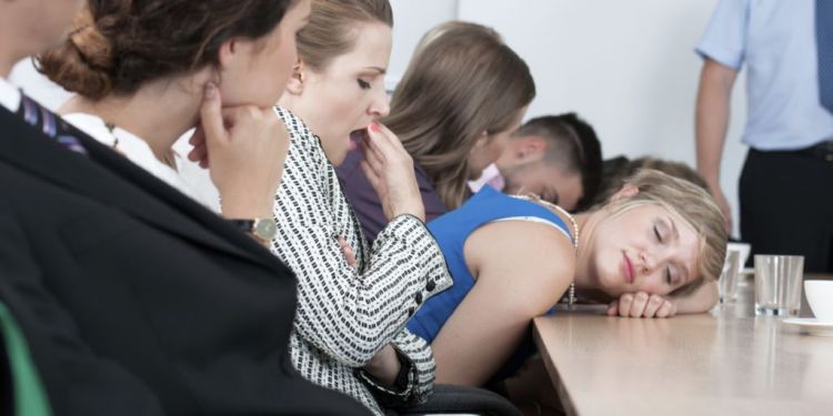 Varios-empleados-de-una-empresa-durmiendo-y-bostezando-aburridos-en-una-reunion